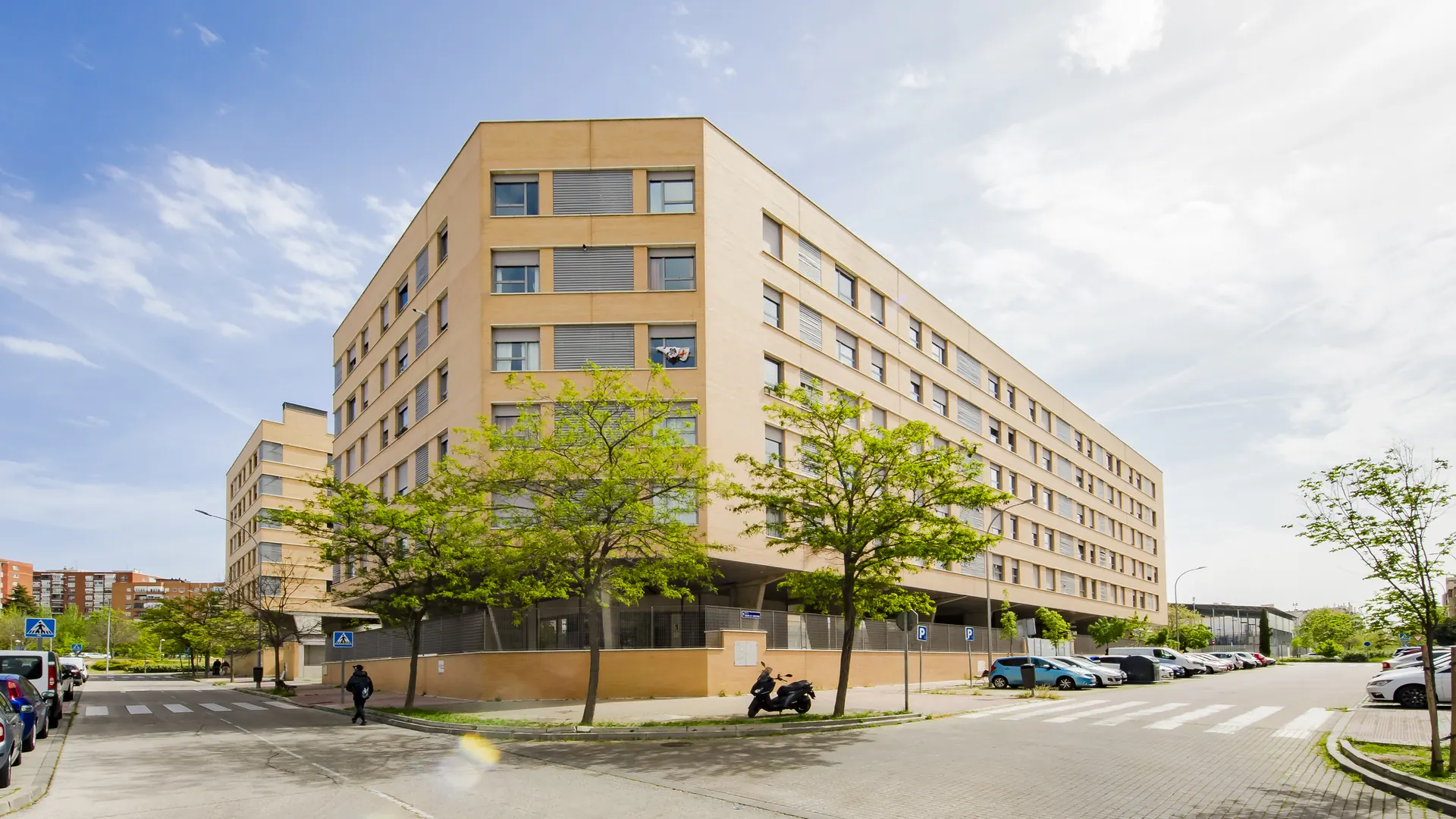 Edificio de la promoción de obra nueva en el Ensanche de Vallecas, Madrid, con fachada de ladrillo visto