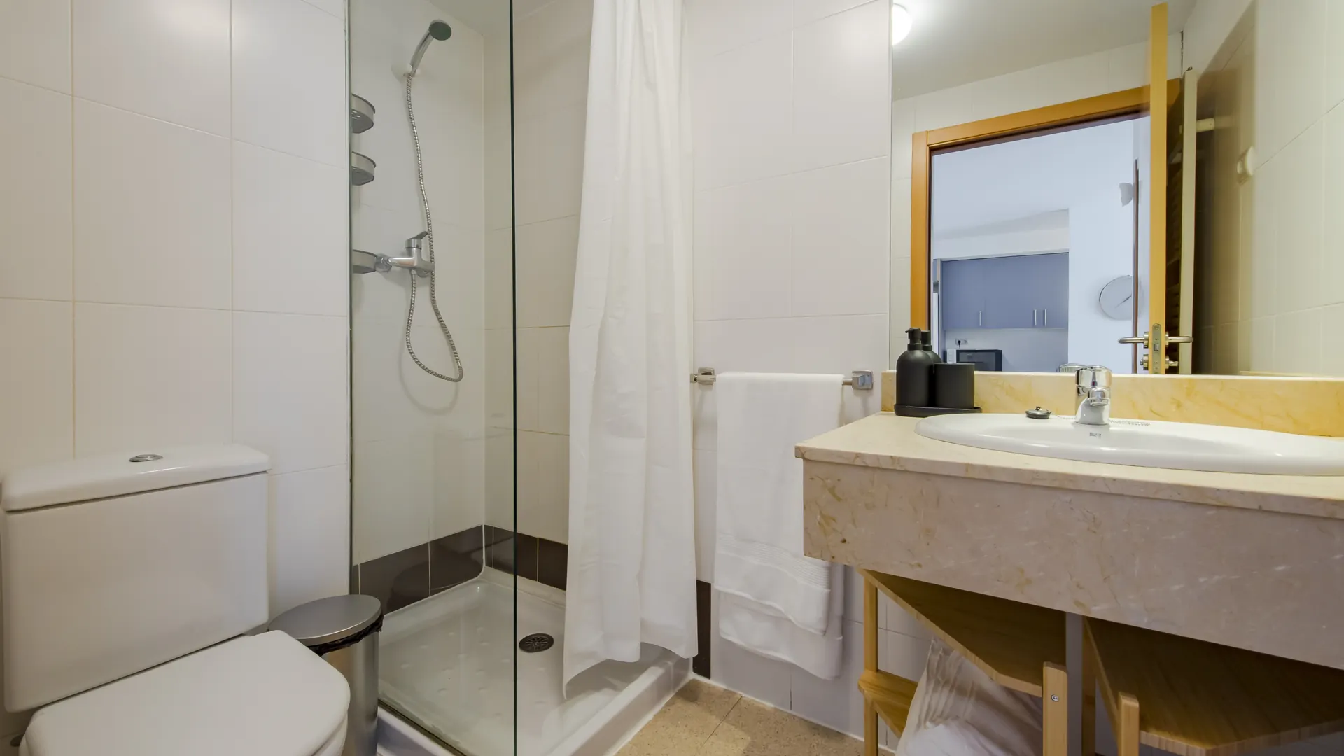 Baño con plato de ducha y mampara